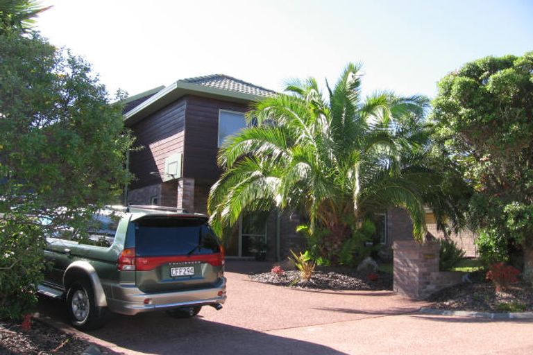 Photo of property in 24 St Lucia Place, Unsworth Heights, Auckland, 0632