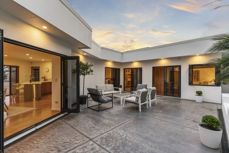 Photo of property in 1/52 Masterton Road, Rothesay Bay, Auckland, 0630