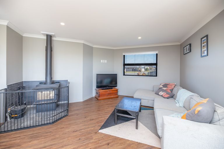 Photo of property in 7 Dundee Close, Darfield, 7510