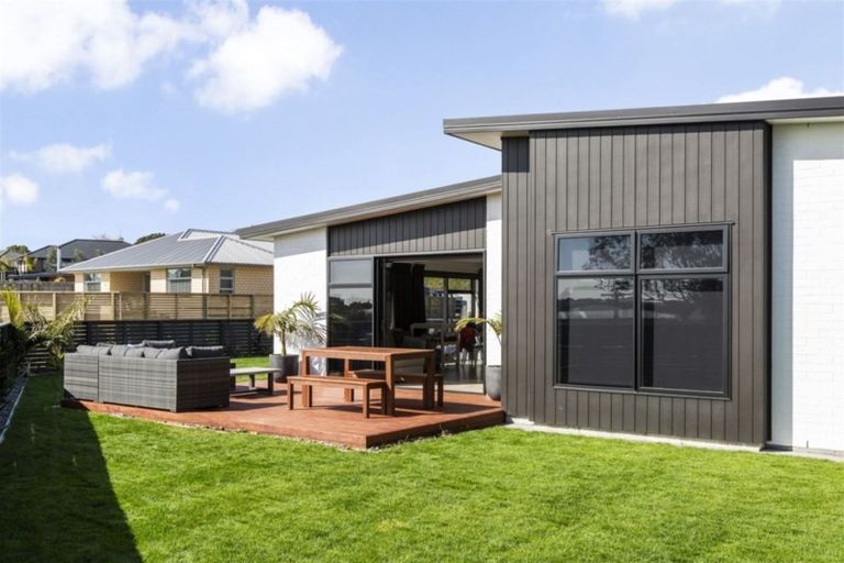 Photo of property in 2 Piper Way, Glen Avon, New Plymouth, 4312