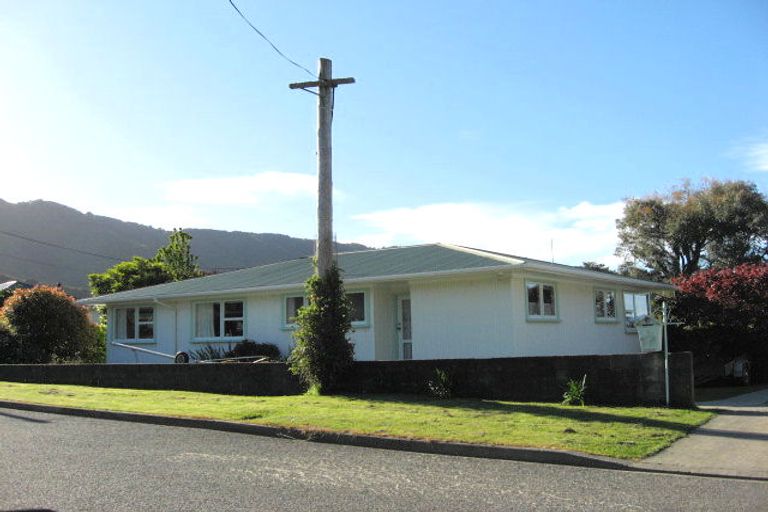 Photo of property in 1 Canterbury Street, Picton, 7220