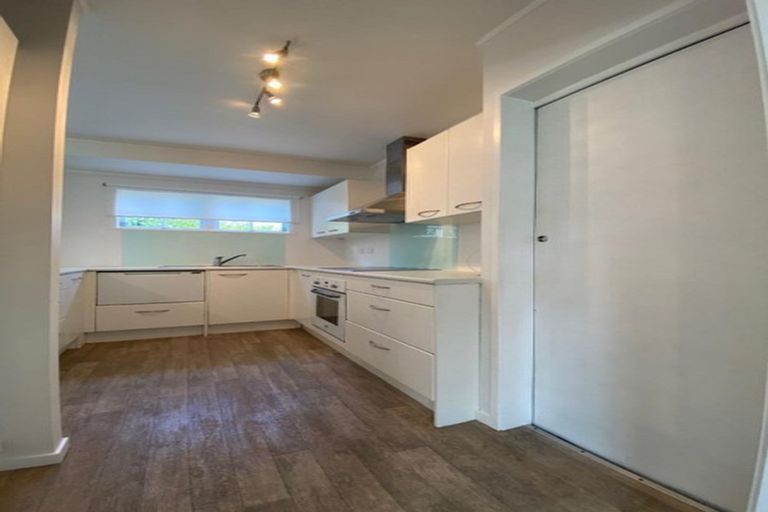 Photo of property in 2/23 Manhattan Heights, Glendene, Auckland, 0602