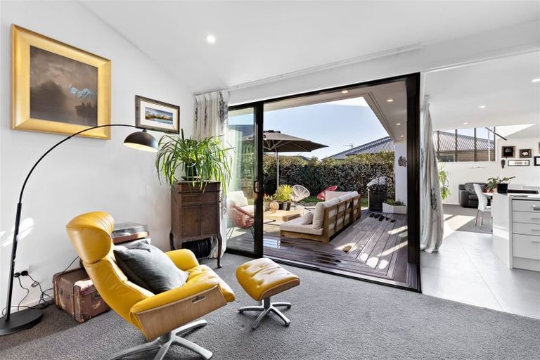 Photo of property in 27 Holiday Drive, Mairehau, Christchurch, 8052