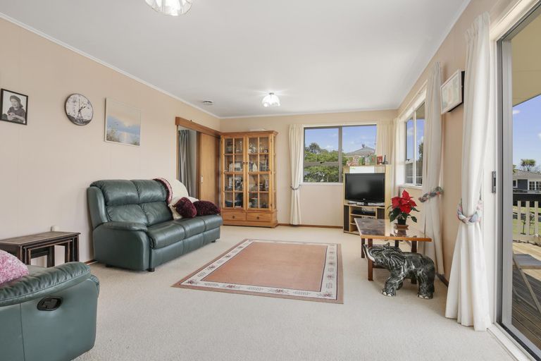 Photo of property in 18 Roick Parade, Glen Eden, Auckland, 0602