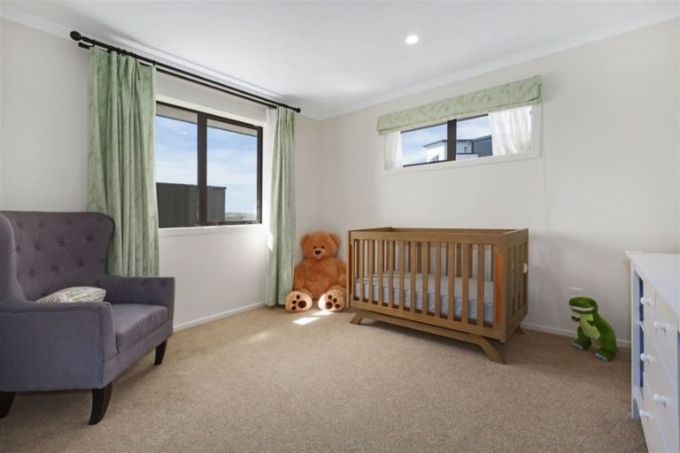 Photo of property in 82 Queen Charlotte Drive, Aotea, Porirua, 5024