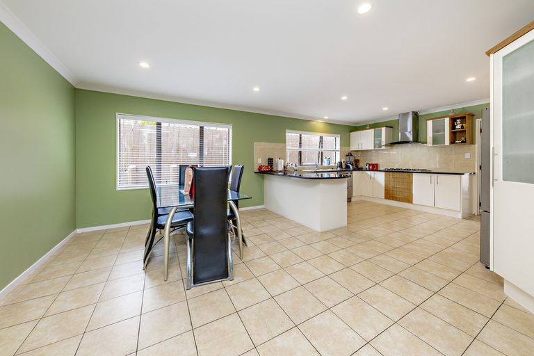 Photo of property in 9 Pistachio Place, Goodwood Heights, Auckland, 2105
