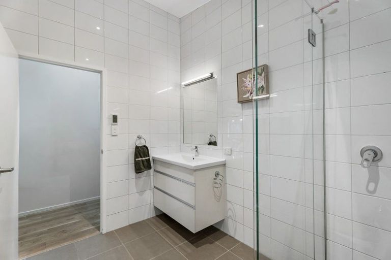 Photo of property in 64 Otitori Bay Road, Titirangi, Auckland, 0604