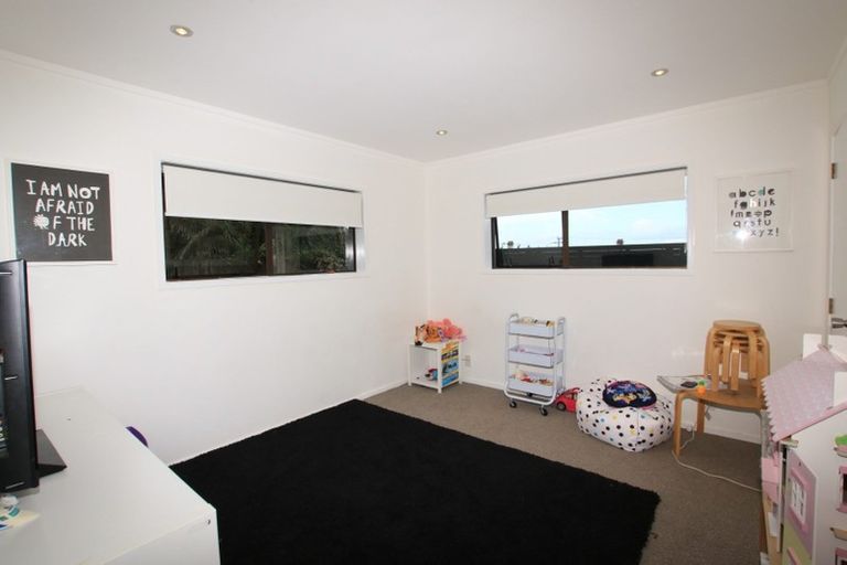 Photo of property in 2/123 Queen Street, Northcote Point, Auckland, 0627