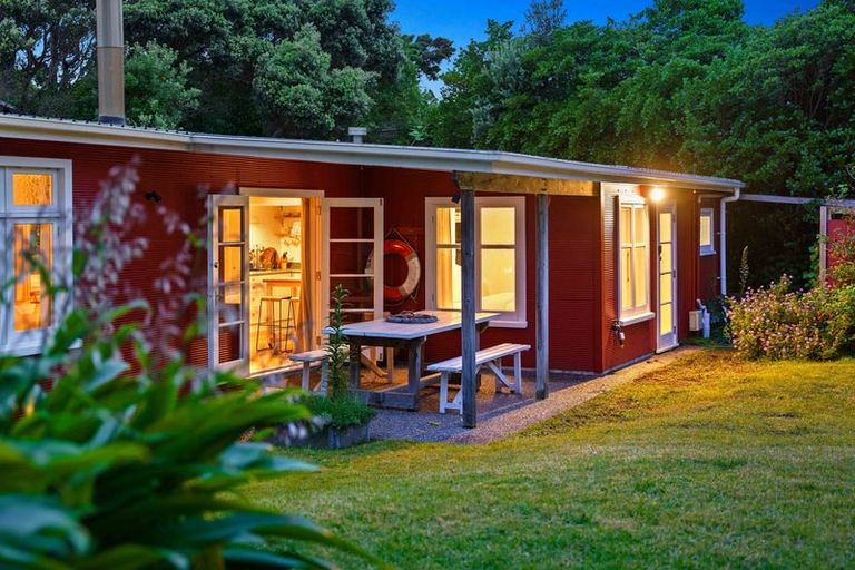Photo of property in 42 Field Way, Waikanae Beach, Waikanae, 5036