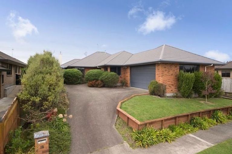 Photo of property in 12 Johnstone Drive, Fitzherbert, Palmerston North, 4410