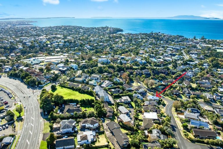 Photo of property in 1/1 Jeanette Place, Mairangi Bay, Auckland, 0630