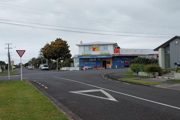 Photo of property in 2 Onslow Place, Merrilands, New Plymouth, 4312