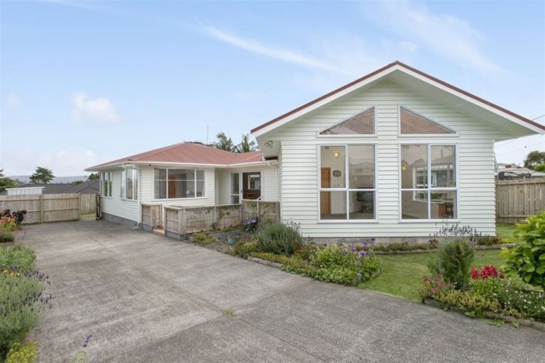 Photo of property in 10 Waione Avenue, Te Atatu Peninsula, Auckland, 0610