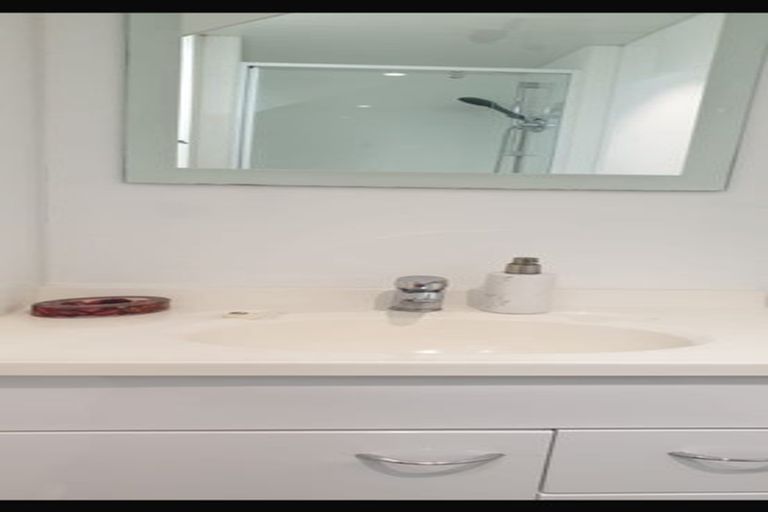 Photo of property in 5 Girrahween Drive, Totara Vale, Auckland, 0629