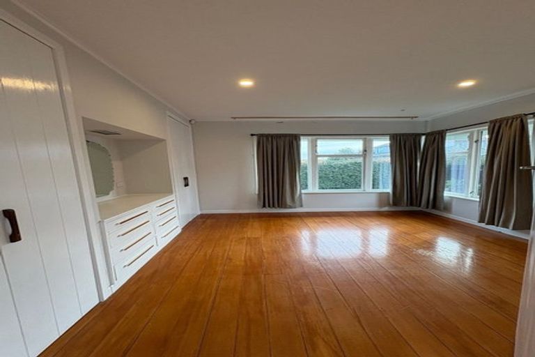 Photo of property in 17b Brookfield Road, Te Atatu Peninsula, Auckland, 0610