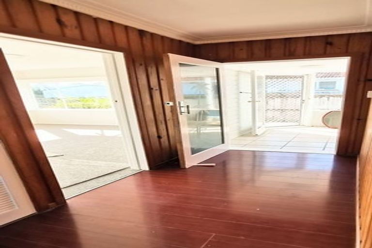 Photo of property in 2/15 Merton Avenue, Glenfield, Auckland, 0627