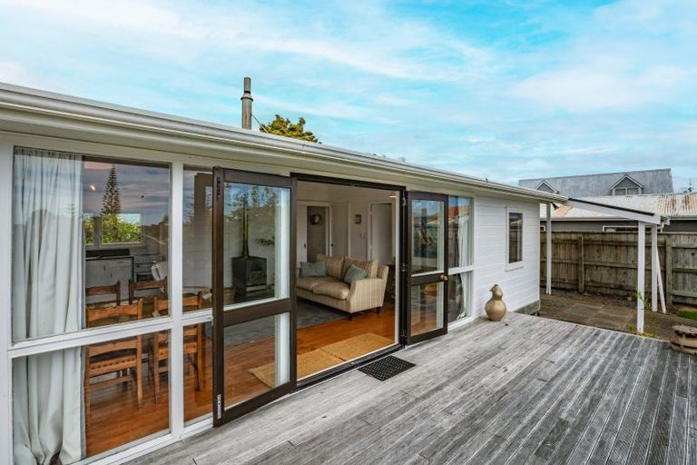 Photo of property in 42 Queens Road, Waikanae Beach, Waikanae, 5036