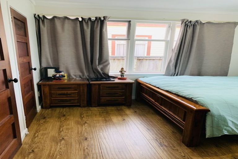 Photo of property in 3154 Great North Road, New Lynn, Auckland, 0600