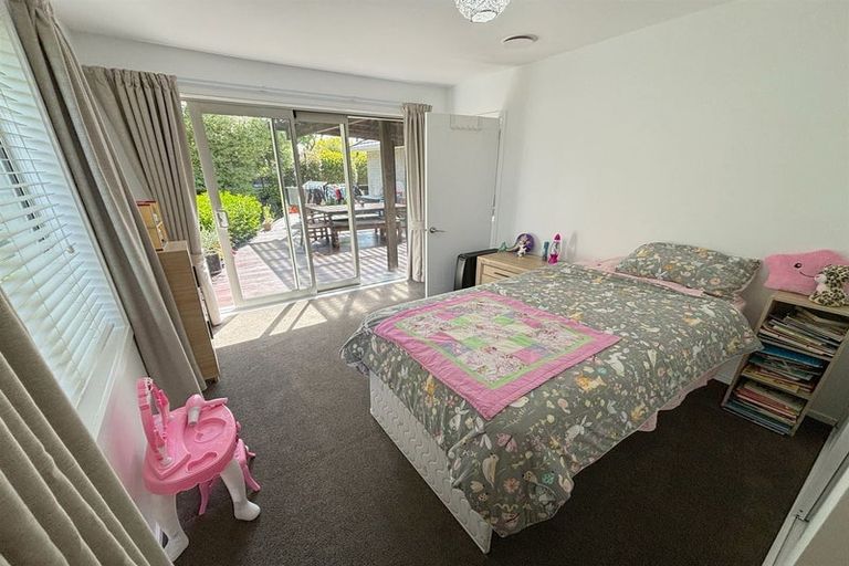 Photo of property in 35 Pinehurst Crescent, Russley, Christchurch, 8042