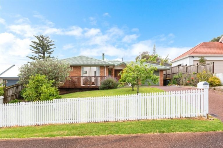 Photo of property in 17 Lasque Place, Glen Eden, Auckland, 0602