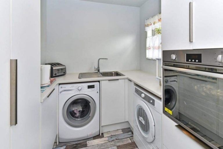 Photo of property in 3 Karaka Road, Kawakawa Bay, Papakura, 2585