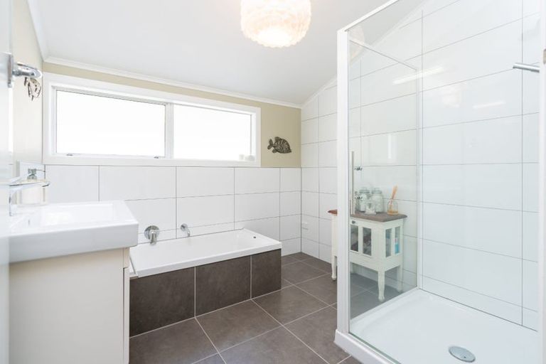 Photo of property in 450 Te Moana Road, Waikanae, 5036