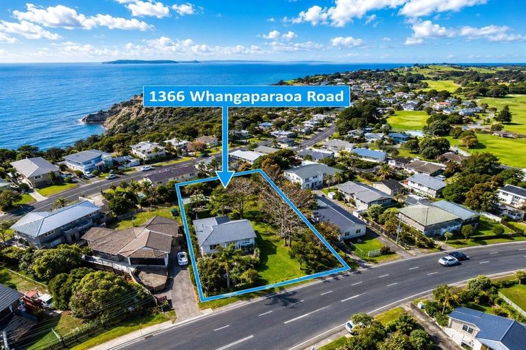 Photo of property in 1366 Whangaparaoa Road, Army Bay, Whangaparaoa, 0930