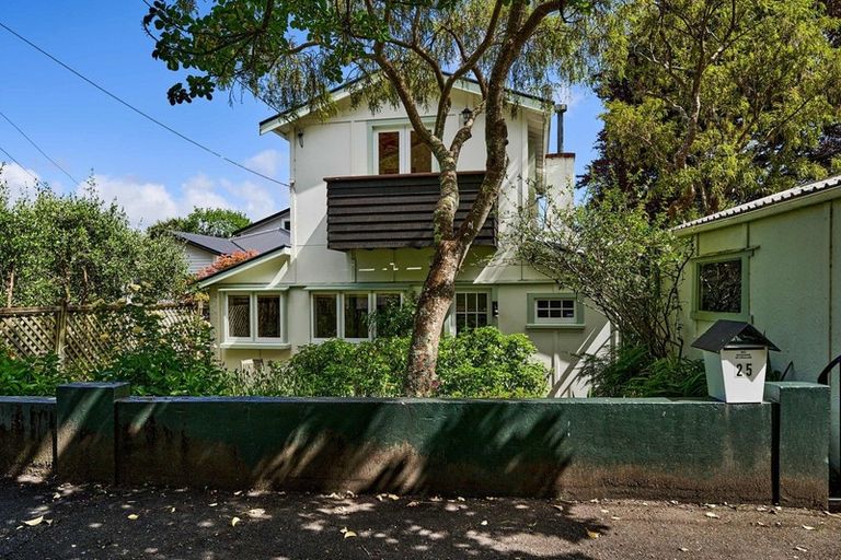 Photo of property in 25 Mahoe Street, Eastbourne, Lower Hutt, 5013