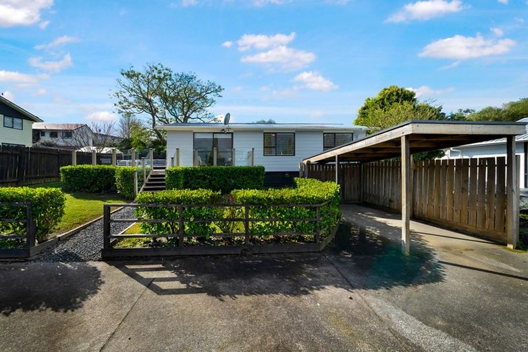 Photo of property in 1/14 Moxham Grove, Massey, Auckland, 0614