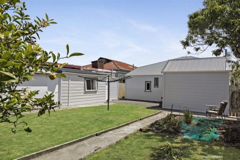 Photo of property in 5 Te Wharepouri Street, Berhampore, Wellington, 6023