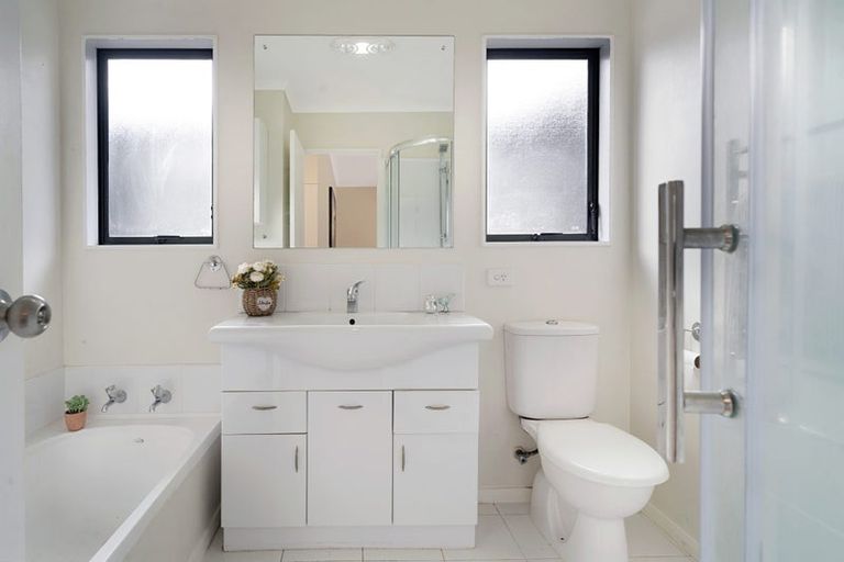 Photo of property in 124a Golf Road, New Lynn, Auckland, 0600