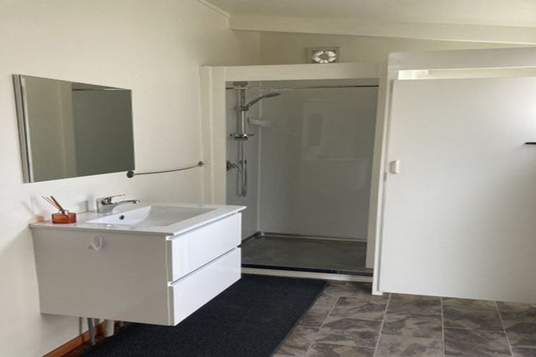 Photo of property in 2/98 Chislehurst Street, Henderson, Auckland, 0612