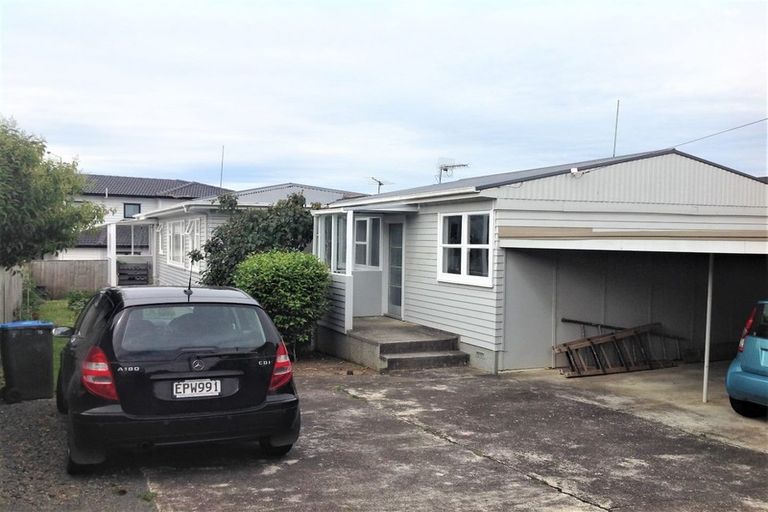 Photo of property in 15 Stamford Park Road, Mount Roskill, Auckland, 1041
