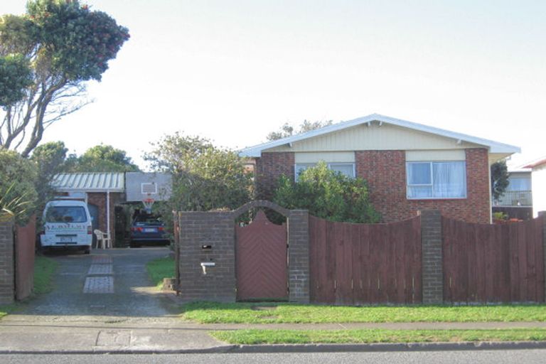 Photo of property in 80 Gloaming Hill, Titahi Bay, Porirua, 5022