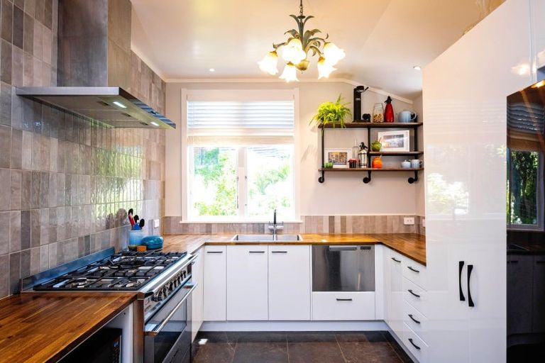 Photo of property in 2 Convent Road, Bluff Hill, Napier, 4110