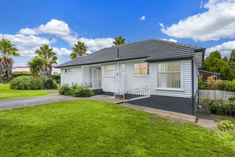 Photo of property in 77 Colwill Road, Massey, Auckland, 0614