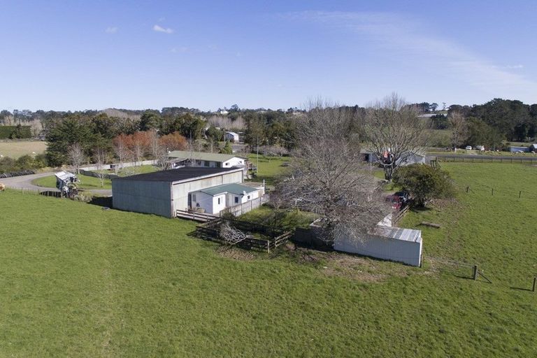 Photo of property in 43 Motu Road, Kumeu, 0891
