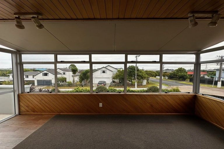 Photo of property in 100 Flanshaw Road, Te Atatu South, Auckland, 0610