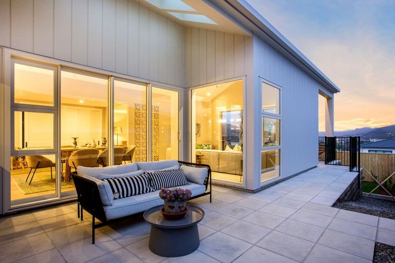 Photo of property in 28 Te Hoiere Street, Aotea, Porirua, 5024