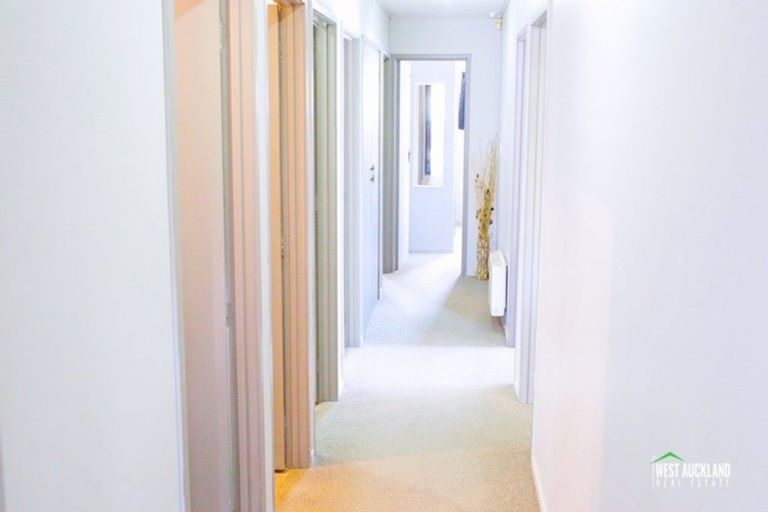 Photo of property in 2/76 Kaurilands Road, Titirangi, Auckland, 0604