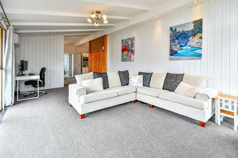 Photo of property in 8 Booker Place, Weymouth, Auckland, 2103