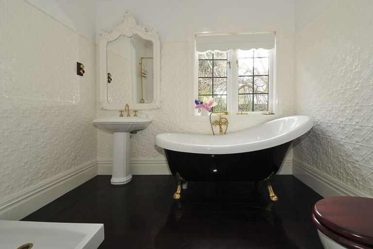 Photo of property in 18 Nikau Street, Eastbourne, Lower Hutt, 5013