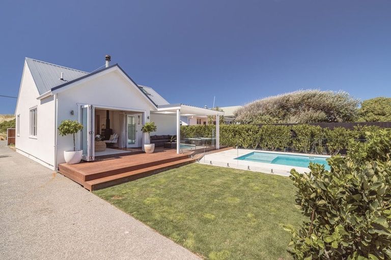 Photo of property in 35 Marine Parade, North New Brighton, Christchurch, 8083