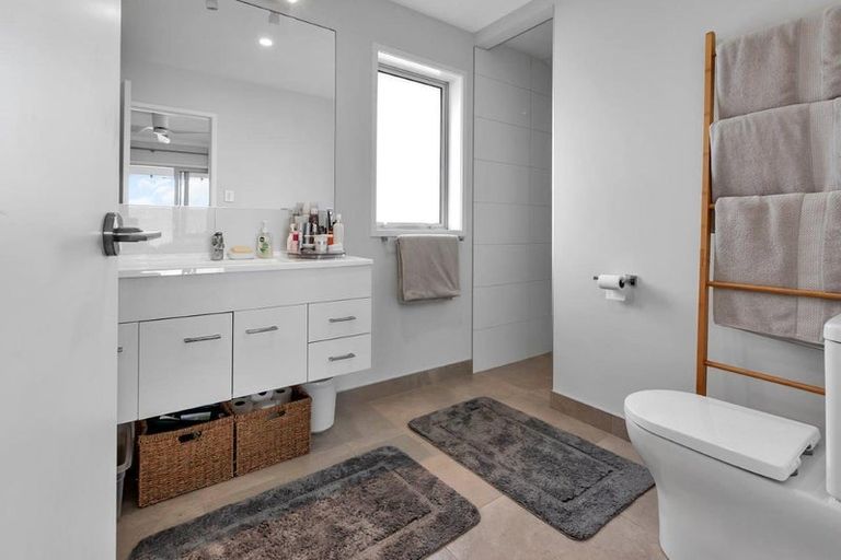 Photo of property in 16 Maturiki Drive, One Tree Point, 0118