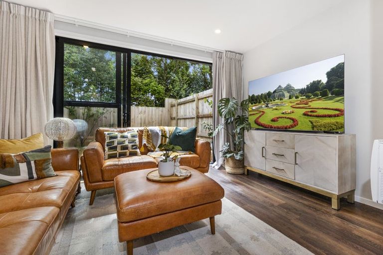 Photo of property in 18 Tokai Place, Glen Eden, 0602