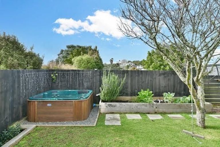 Photo of property in 2/1376 Whangaparaoa Road, Army Bay, Whangaparaoa, 0930