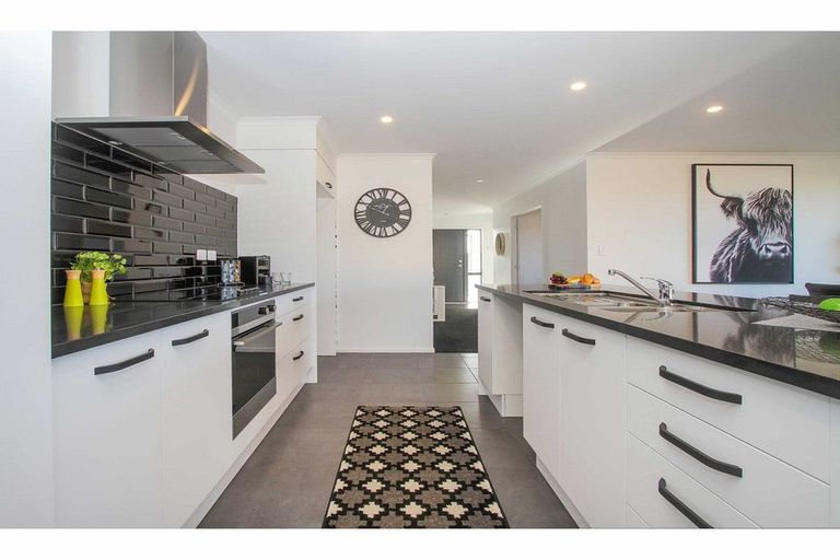 Photo of property in 22 Nellie Drive, Kumeu, 0810