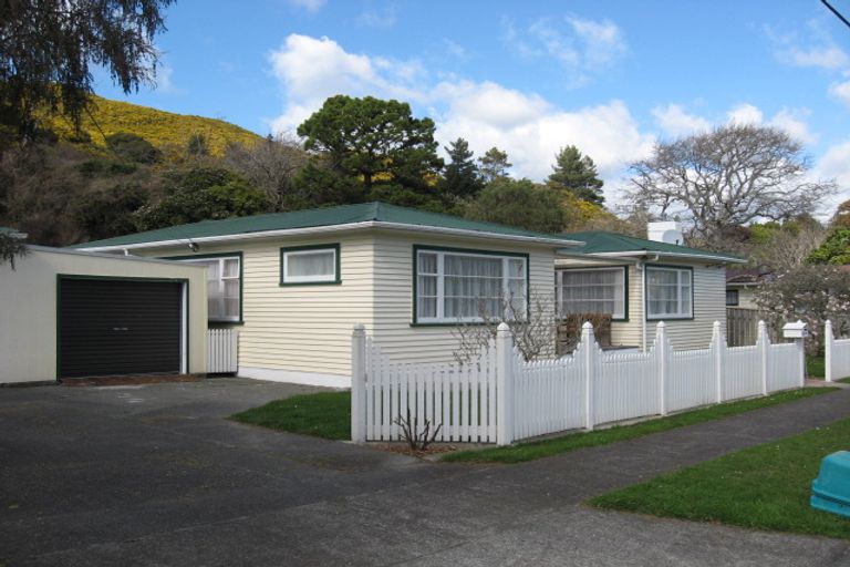 Photo of property in 33 Peel Place, Wainuiomata, Lower Hutt, 5014