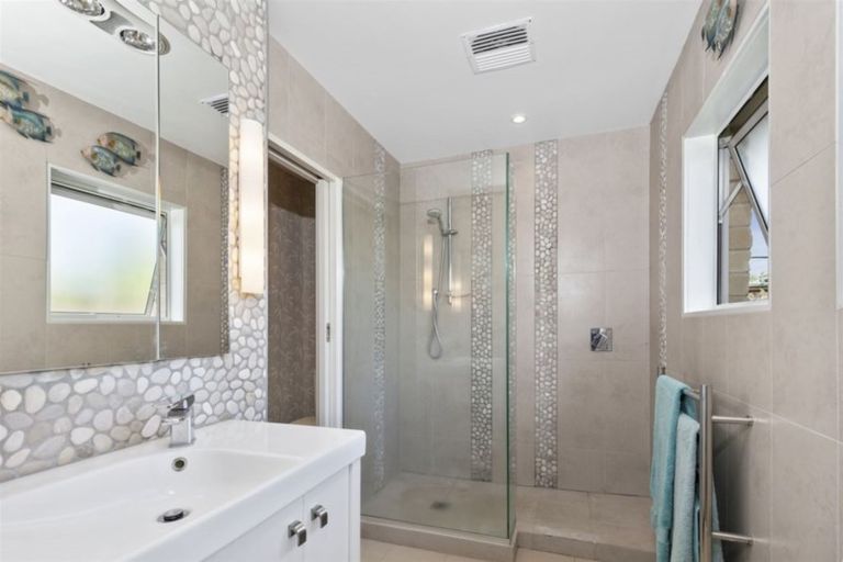 Photo of property in 1/86 Eversleigh Road, Belmont, Auckland, 0622