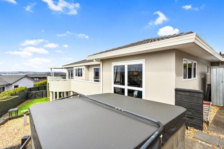 Photo of property in 26 Bernleigh Terrace, West Harbour, Auckland, 0618